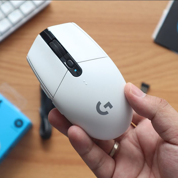 G304 LIGHTSPEED Wireless Gaming Mouse.jpg1