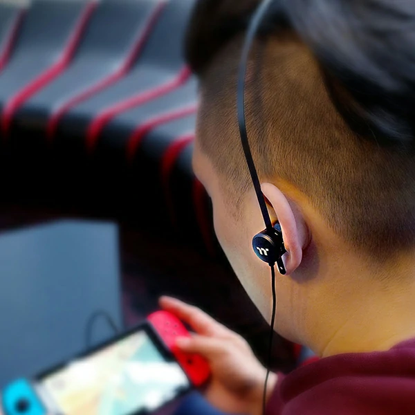 ISURUS Pro V2 In ear Gaming Headset.jpg1