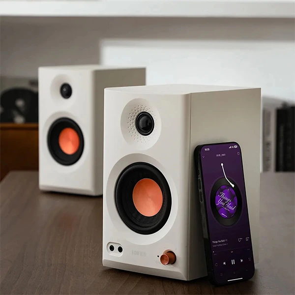 MR3 Powered Studio Monitor Speakers wht.jpg1
